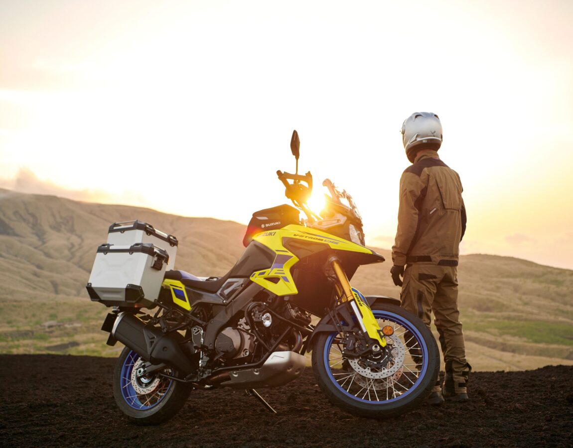 DL1050RJM5 action1 VStrom center